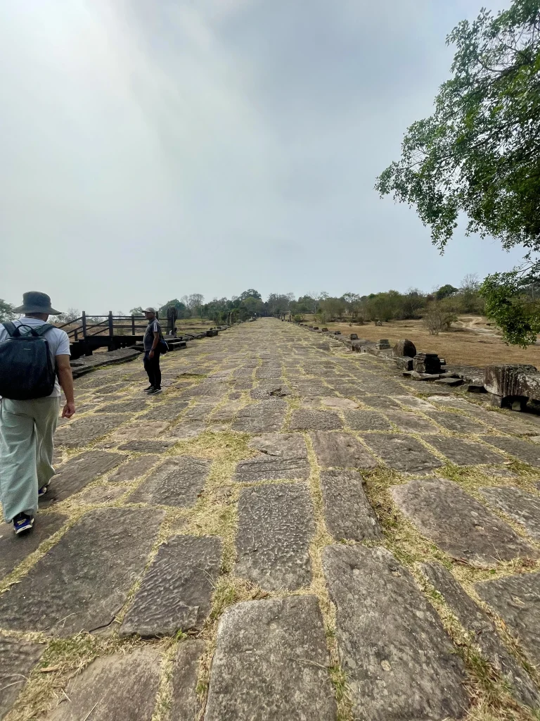 プレアヴィヒア寺院の参道